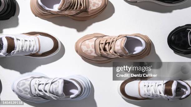 sport shoes 5 - chaussure en toile photos et images de collection