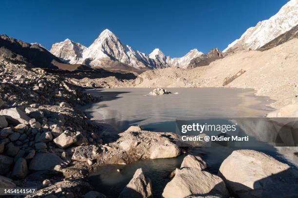 ngozumpa glacier in gokyo valley in nepal - khumbu stockfoto's en -beelden
