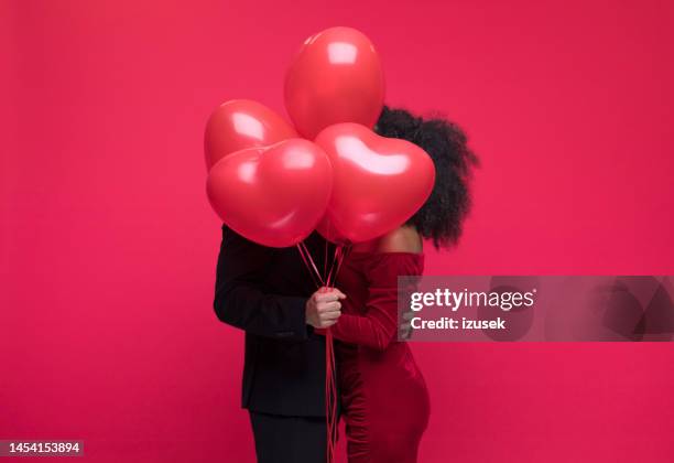 hermosa pareja celebrando el día de san valentín - love at first sight fotografías e imágenes de stock