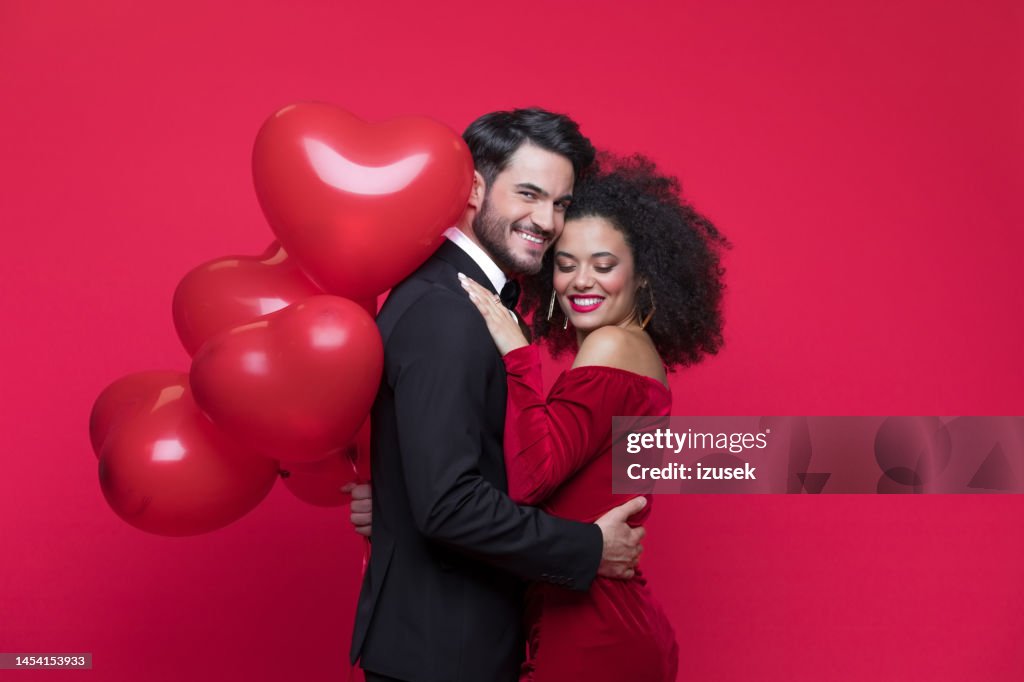 Schönes Paar, das den Valentinstag feiert
