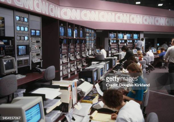 Vue de la salle de rédaction de C.N.N : Première chaîne de télévision à émettre uniquement des informations et ce 24h/24.