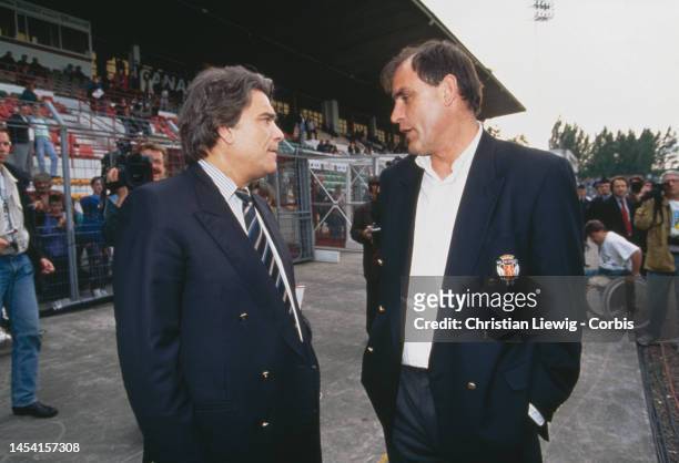 Bernad Tapie parlant avec Boro Primorac avant le match entre l’OM et Valenciennes pendant le Championnat de France 92-93.