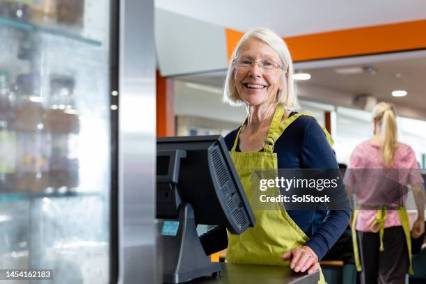 da, um zu helfen - kantinenfrau stock-fotos und bilder