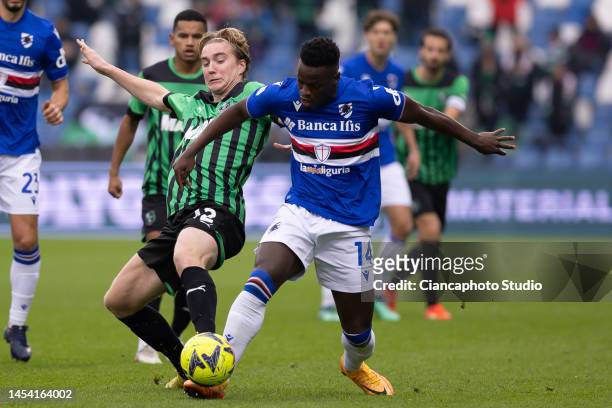Ronaldo Vieira of UC Sampdoria competes for the ball with Kristian Thorstvedt of US Sassuolo during the Serie A match between US Sassuolo and UC...