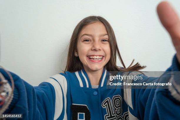 smiling girl taking a selfie - meisje stockfoto's en -beelden