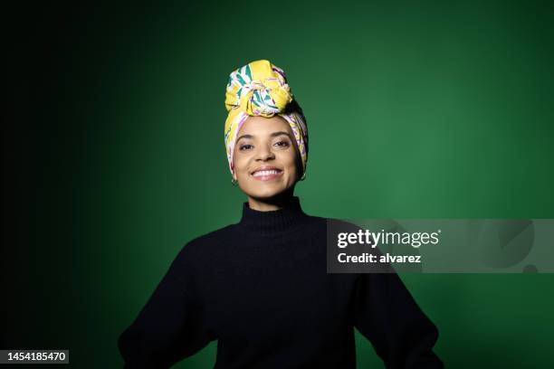 portrait of beautiful african woman wearing headscarf - lenço na cabeça enfeites para a cabeça imagens e fotografias de stock