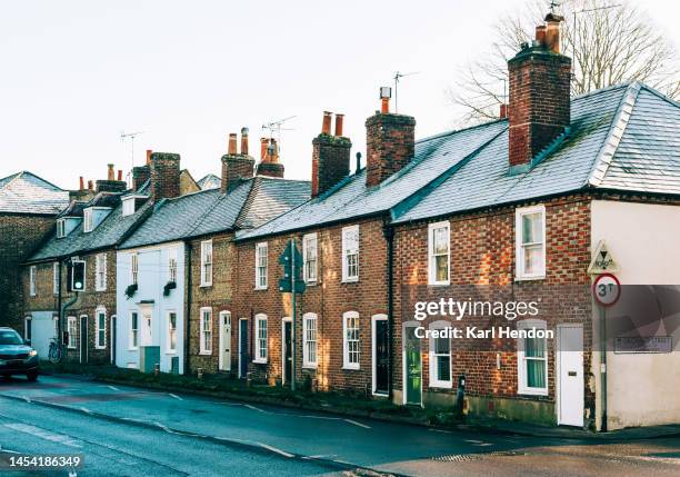 a uk country road in chichester, west sussex - sussex südostengland stock-fotos und bilder