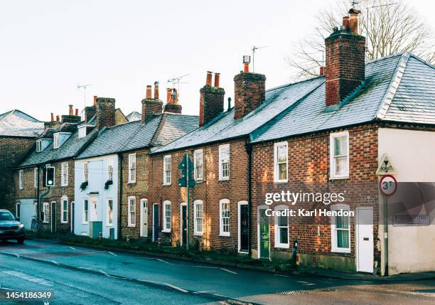 a uk country road in chichester, west sussex - south east england stockfoto's en -beelden