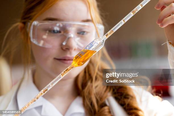 experimento de ciencias en la escuela - tube girl fotografías e imágenes de stock