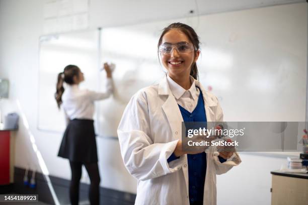 fier élève dans une leçon de sciences - chimie photos et images de collection
