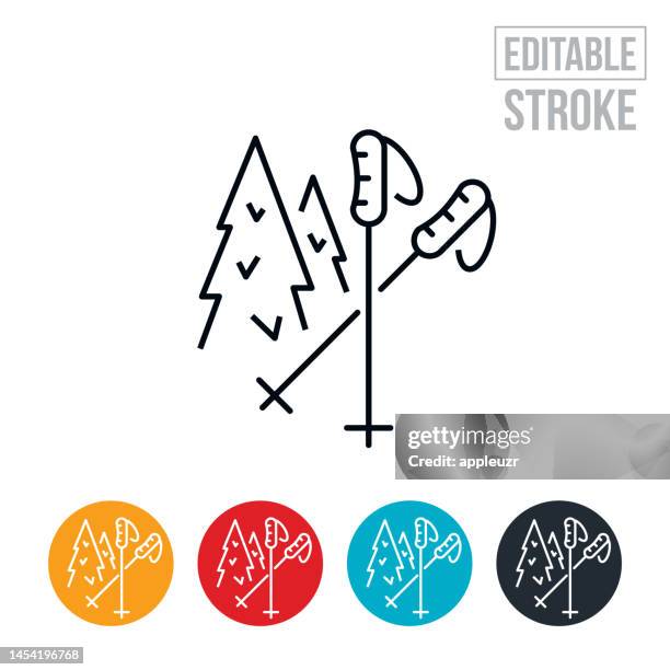 背景に松の木を持つ2つのバックパッキングハイキングトレッキングポールのセット細い線のアイコン – 編集可能なストローク - スキーストック点のイラスト素材／クリップアート素材／マンガ素材／アイコン素材