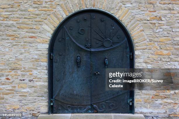 entrance door with adam and eve, st. boniface, a former free-world ladies' convent with a collegiate church in freckenhorst, warendorf district, north rhine-westphalia, germany - adam biblical figure 個照片及圖片檔