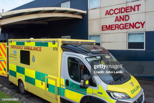 ambulance outside accident and emergency. luton and dunstable nhs hospital. - luton stock pictures, royalty-free photos & images