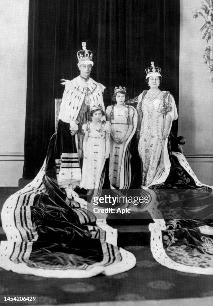 After the coronation of King George VI of England: the royal family poses for the official photo: King George VI with Queen Elizabeth of England and...