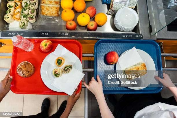 having. a light snack - cafeteria stockfoto's en -beelden