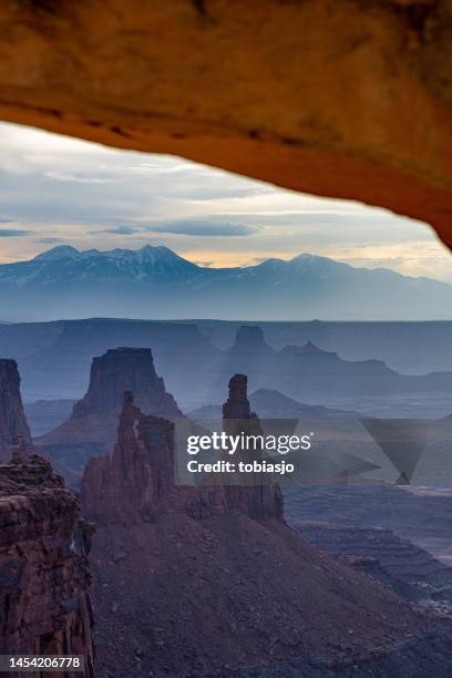 mesa arch sunrise - mesa arch stockfoto's en -beelden