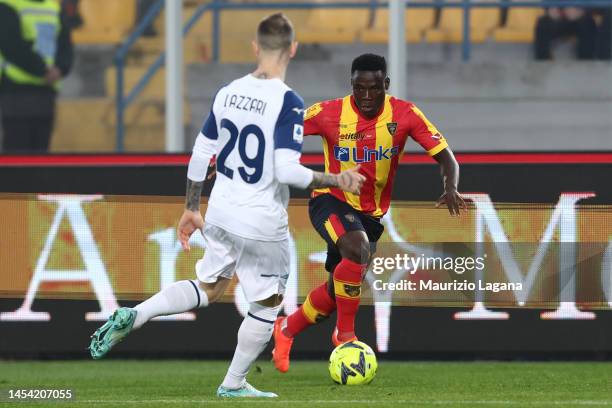 Lameck Banda of Lecce competes for the ball with Manuel Lazzari of Lazio during the Serie A match between US Lecce and SS Lazio at Stadio Via del...