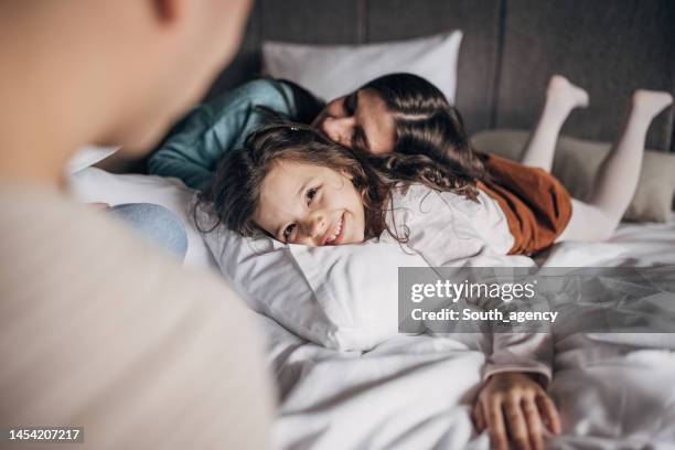 familie in hotelsuite - hotelbett stock-fotos und bilder