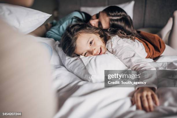 family in hotel suite - family on bed stock pictures, royalty-free photos & images