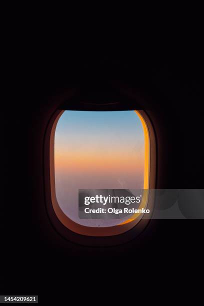 dawn in the window of the plane - window fotografías e imágenes de stock