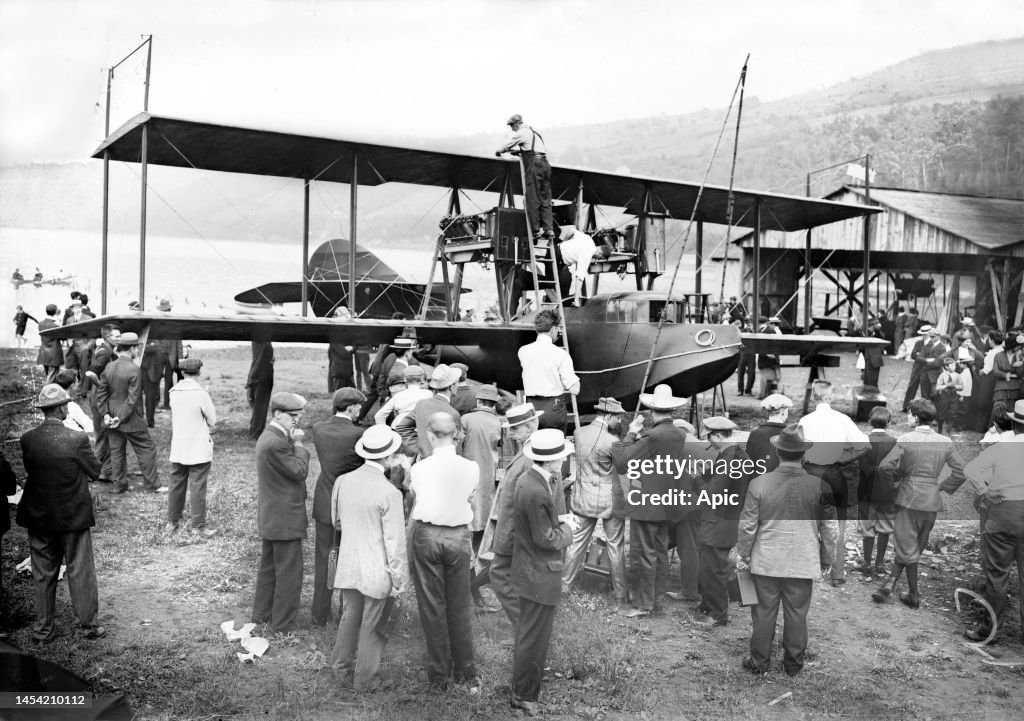 Assembling hydroplane Curtiss H-1 America for its launching in 1914