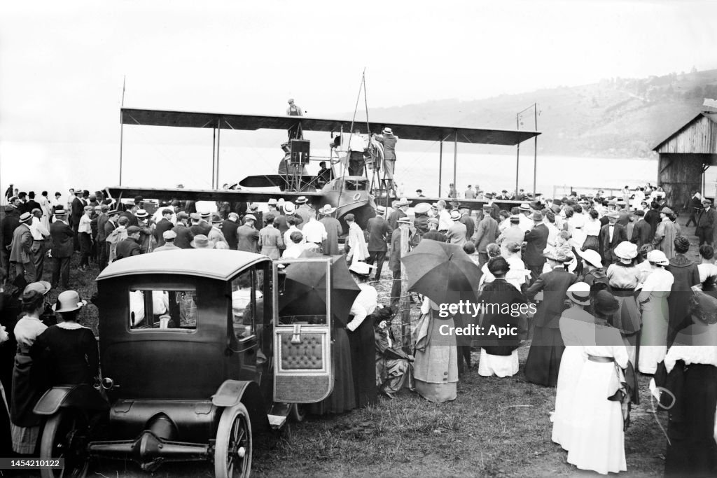Assembling hydroplane Curtiss H-1 America for its launching in 1914