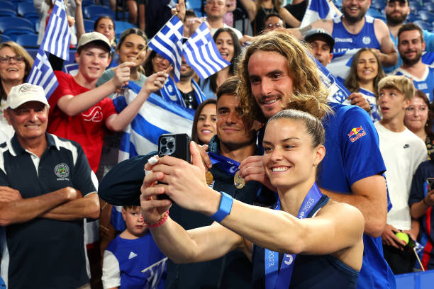 Maria Sakkari of Greece takes a photo with Stefanos Tsitsipas and Petros Tsitsipas after becoming the Perth City Winners during day seven of the 2023...