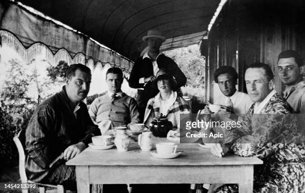 French artists Francois de Gouy, Georges Auric, Raymond Radiguet, Bernard Nathanson, Jean Cocteau, Jean Hugo and Russel Greeley at Piquey in Gironde,...
