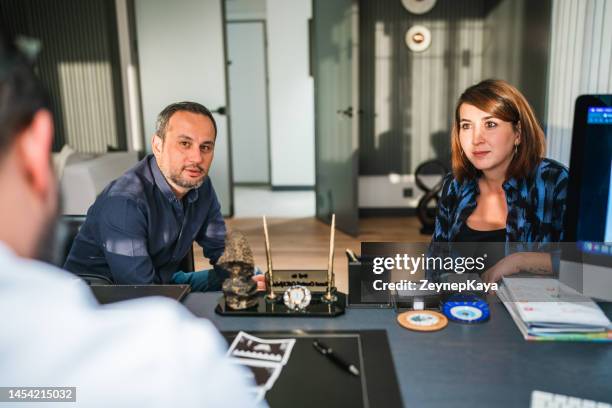 couple seeing gynecology doctor with ultrasound scan - fase da reprodução humana imagens e fotografias de stock