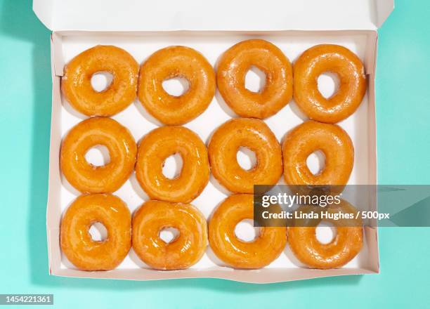 overhead view of plain glazed doughnuts,manassas,virginia,united states,usa - glazed food - fotografias e filmes do acervo