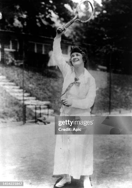 Tennis player Helen Guilleaudeau, july 1922.