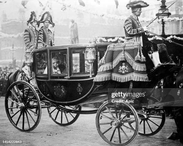 Wedding of Henry Lascelles later 6th Earl of Harewood and Princess Mary february 28 London : here the bride and her father king George V of England...