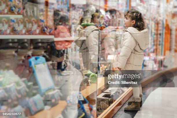girl at toy store - jouet garçon photos et images de collection