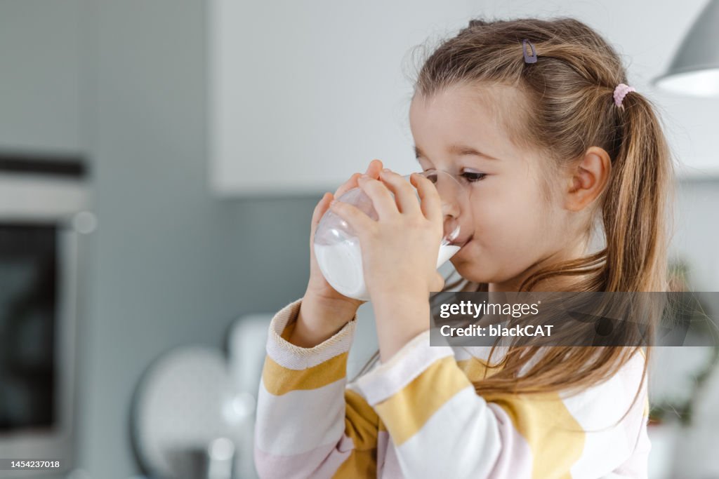 Chica vaso de leche