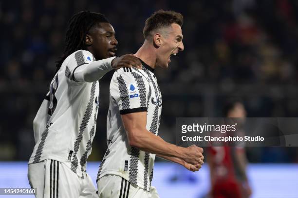 Arkadiusz Milik of Juventus celebrates after scoring his team's first goal during the Serie A match between US Cremonese and Juventus at Stadio...