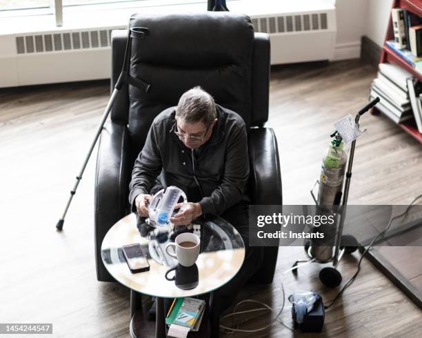 chronic obstructive pulmonary disease treatment - oxygen therapy stock pictures, royalty-free photos & images