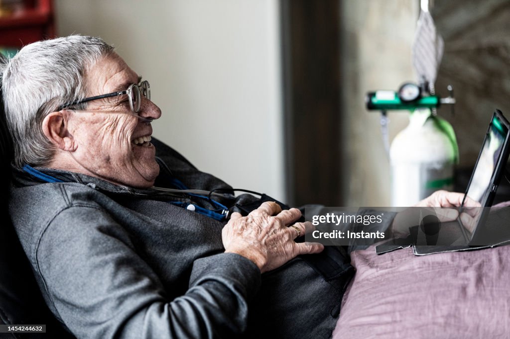 ¡Entretenido hombre mayor!