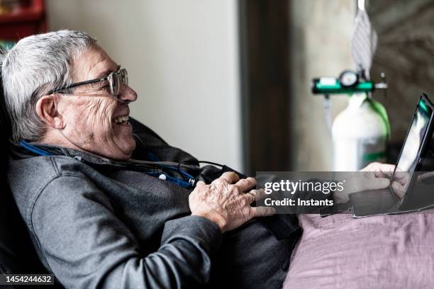 entertained senior man! - medical oxygen equipment 個照片及圖片檔