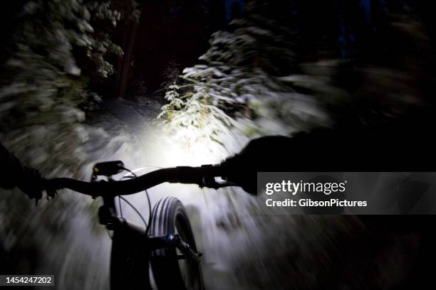 winter fatbike nachtfahrt - fahrradlampe stock-fotos und bilder