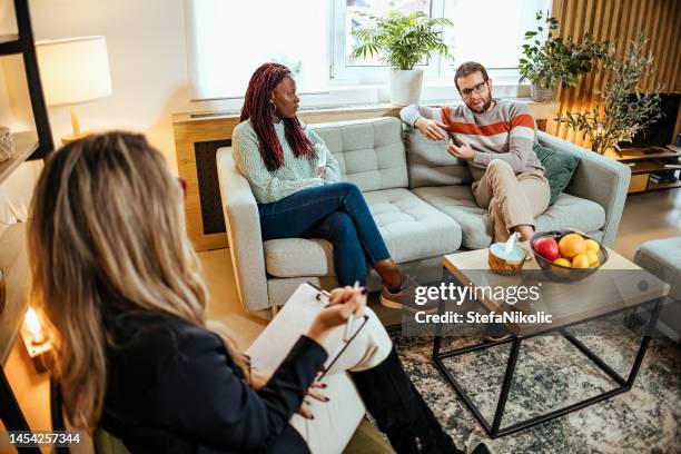 wir sind hier, um das problem in der ehe zu lösen - eheberatung stock-fotos und bilder