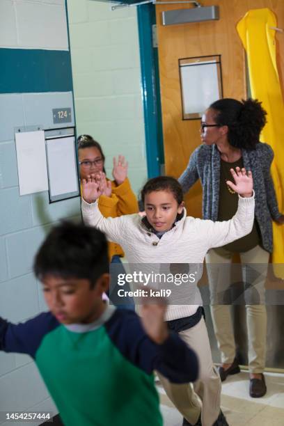 maestro y niños haciendo simulacros de seguridad escolar, evacuando - evacuación fotografías e imágenes de stock