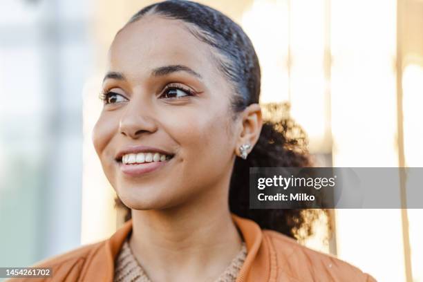 retrato cercano de una mujer hermosa - beautiful latina women fotografías e imágenes de stock