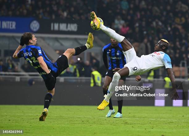 Nicolo Barella of FC Internazionale competes for the ball with Victor Osimhen of SSC Napoli during the Serie A match between FC Internazionale and...
