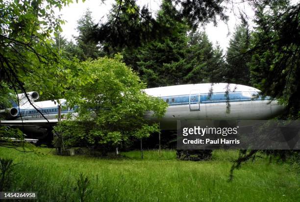 Bruce Campbell lives in a Boeing 727 Jet, in a woods, in Hillsboro, Oregon. It cost him a $ 100,000 in a deal with a scrap dealer. The jet has come...