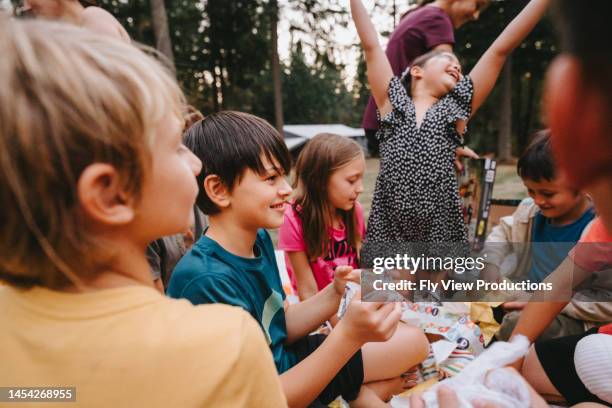 opening birthday presents with friends - kids birthday party stock pictures, royalty-free photos & images