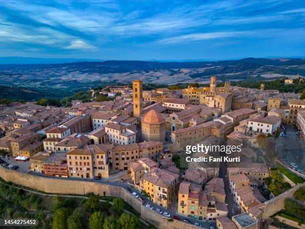 volterra, ciudad medieval italiana desde dron - volterra fotografías e imágenes de stock