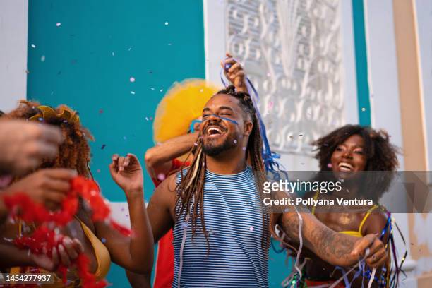people throwing confetti at brazilian carnaval - fiesta of san fermin stockfoto's en -beelden