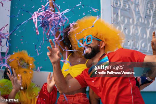 people throwing confetti at brazilian carnaval - carnaval do brasil 個照片及圖片檔