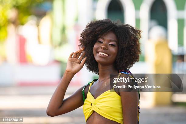 portrait of beautiful afro woman at brazilian carnaval - carnaval woman stock pictures, royalty-free photos & images