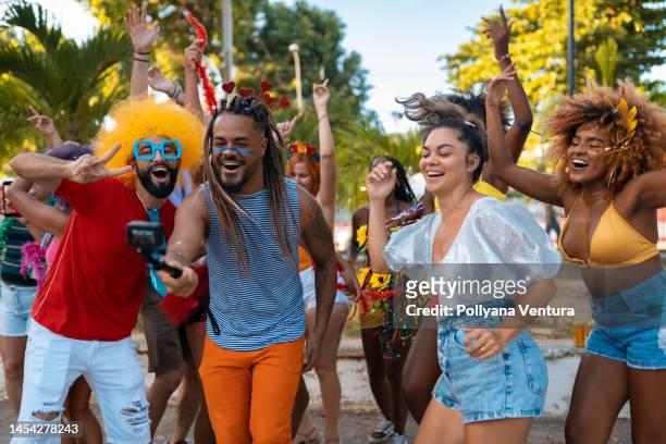 group of people vlogging at brazilian carnaval - carnaval feestelijk evenement stockfoto's en -beelden